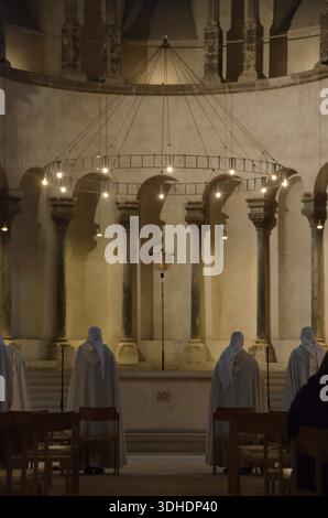 Nonnen singen in einem Chor in einer Kirche während der Feiertage Stockfoto