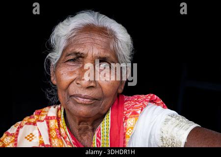 Porträt einer älteren Indianerin aus dem ländlichen Odisha, Indien Stockfoto