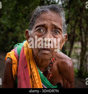 Porträt einer älteren Indianerin aus dem ländlichen Odisha, Indien Stockfoto