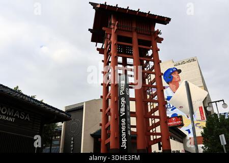 Los Angeles, Kalifornien: Großes Wandbild des Baseballstars Shohei Ohtani an der Seite des Miyako Hotels in Little Tokyo Stockfoto