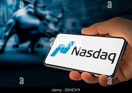NASDAQ – amerikanische Börse, die auf dem Smartphone angezeigt wird Stockfoto