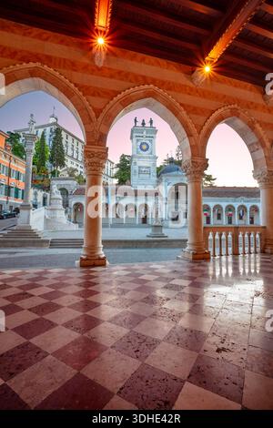 Udine, Italien. Stadtbild der Innenstadt von Udine, Italien mit dem Marktplatz (Piazza della Liberta) bei Sonnenaufgang. Stockfoto