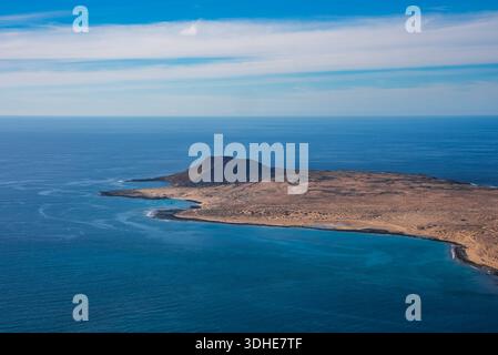 Aus der Vogelperspektive von La Graciosa und Montana Amarilla, Kanarische Inseln Stockfoto