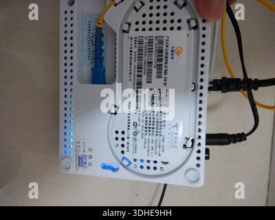 Glasfasermodem mit angeschlossenen Kabeln, Ansicht von unten Stockfoto