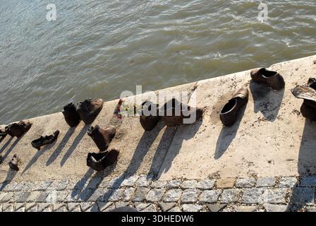 Das ergreifende Holocaust-Denkmal entlang der Donau, mit Schuhen, die zu Ehren der Opfer des Zweiten Weltkriegs platziert wurden und deren Verlust symbolisieren. Stockfoto