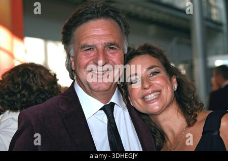 ARCHIV: Isabel Varell Schauspielerin und Sängerin Isabel Varell mit ihrem Lebensgefährten Pit Weyrich anläßlich der Verleihung des Deutschen Fernsehpreises , 2009 ARCHIVAUFNAHME, Datum geschätzt 20260118JWM1197 *** ARCHIV Isabel Varell Schauspielerin und Sängerin Isabel Varell mit ihrem Partner Pit Weyrich anlässlich der Verleihung des Deutschen Fernsehpreises , 2009 ARCHIVBILD, Datum geschätzt 20260118JWM1197 Stockfoto