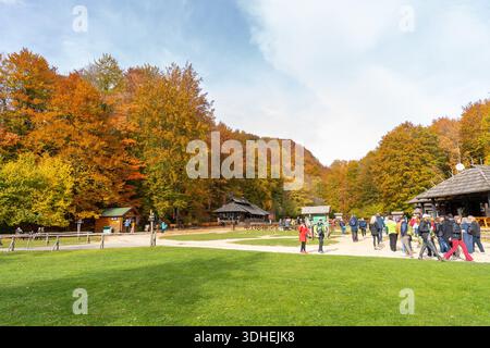 Kroatien - 10.19.2025: Touristen im Nationalpark Plitvicer Seen, Kroatien im Herbst Stockfoto