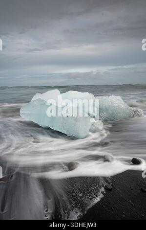 Diamond Beach in Island mit blauen Eisbergen, die auf dem schwarzen Sand schmelzen und Eis glitzern, wunderschöne arktische Naturlandschaft, isländische Südküste, Joku Stockfoto