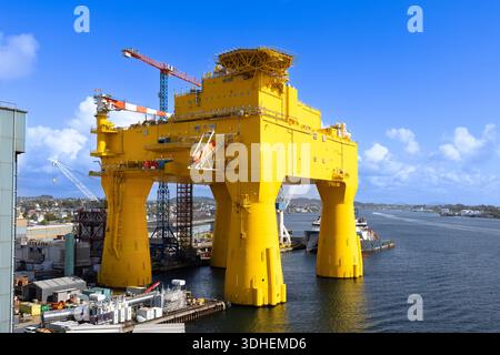 Haugesund Hafen in Norwegen. Bohrplattform zur Erkundung von Öl- und Gasfeldern in Küstennähe Stockfoto