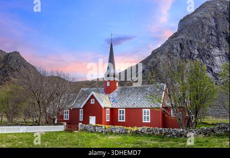 Flakstad Church in der Nähe von Flakstad auf den Lofoten Islands auf dem Weg zum Fischerdorf reine. Stockfoto
