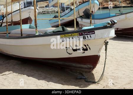 Angelboot am Strand mit dem Anker am Bow of the Bow of the Boat im Sultanat Sur of Oman Stockfoto