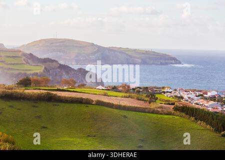 Panoramablick auf das Küstendorf Porto Formoso und die Kirche Nossa Senhora da Graca an der Nordküste der Insel Sao Miguel, Azoren, Stockfoto