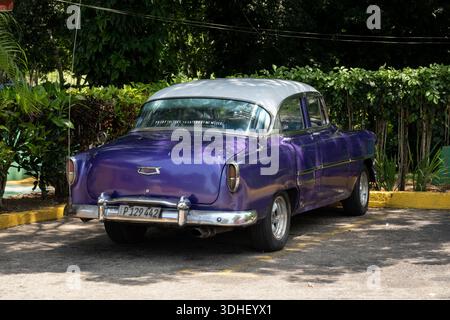 Varadero, Kuba - 4. September 2023: Rückansicht des lila Chevrolet Belair 1954 in Matanzas, Kuba Stockfoto