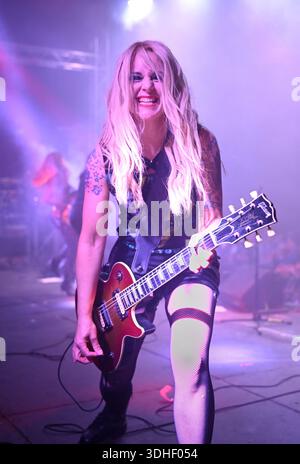 BB, Gründer und Rhythmusgitarrist der AC/DC Swiss Tribute Band Back:n:Black auf der Bühne, wobei die Band ein Gibson Les Paul beim Bonfest 2025 in Schottland spielte. Stockfoto