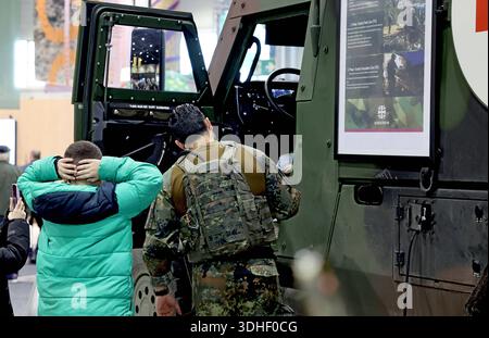 21.01.2026, Berlin - Deutschland. Grüne Woche, die Bundeswehr präsentiert sich. Eagle 5 6x6 Sanitätsfahrzeug. *** 21 01 2026, Berlin Deutschland Grüne Woche, präsentiert sich die Bundeswehr Eagle 5 6x6 Rettungswagen Stockfoto