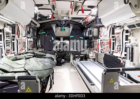 21.01.2026, Berlin - Deutschland. Grüne Woche, die Bundeswehr präsentiert sich. Eagle 5 6x6 Sanitätsfahrzeug von innen. *** 21 01 2026, Berlin Deutschland Grüne Woche, präsentiert die Bundeswehr Eagle 5 6x6 Ambulanz von innen Stockfoto