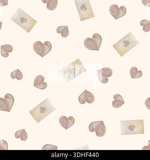 Nahtloses Aquarellmuster mit handgemalten Herzen und kleinen Umschlägen auf weichem beigefarbenem Hintergrund. Romantische, sich wiederholende Illustration Stockfoto