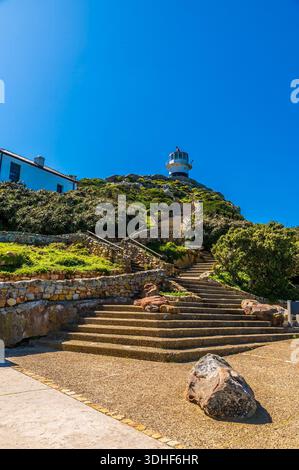 Ein Blick auf die Stufen, die zum Leuchtturm in Cape Point, Südafrika im Frühling führen Stockfoto