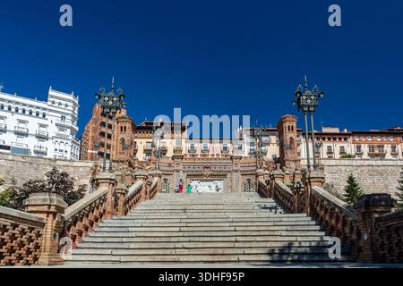 Teruel, Spanien – 15. August 2022: Großer Blick auf die Escalinata del Óvalo, eine monumentale Treppe im Mudéjar-Stil, mit ihrem roten Backstein, cer Stockfoto