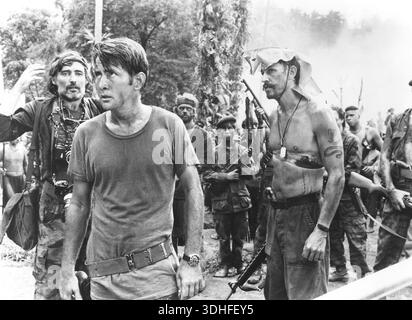 Apokalypse Now (1979) Dennis Hopper als Fotojournalist Martin Sheen als Captain Benjamin Willard Frederic Forrest als Jay 'Chef' Hicks *Filmstill - Edito Stockfoto