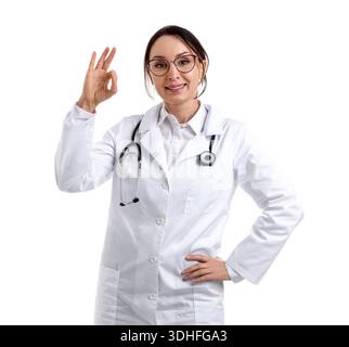 Doktor mit Stethoskop zeigt OK-Geste auf weißem Hintergrund Stockfoto