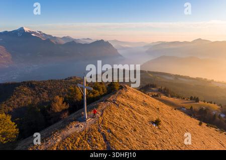 Aus der Vogelperspektive auf einen Winteruntergang vom Gipfel des Monte Colombina mit Blick auf den Iseo-See. Bossico, Bezirk Lombardei, Provinz Bergamo, Italien, Europa. Stockfoto