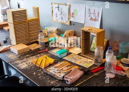 Porto, Portugal - 13. August 2025: Tisch gefüllt mit Kunstwerkzeugen und Materialien in Porto Portugal für kreative Arbeiten an Keramikfliesen. Stockfoto