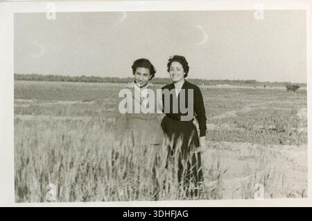 Ägyptische Frauen in Anzügen und Kleidern im Weizenfeld, 1950er - 1960er Jahre Stockfoto