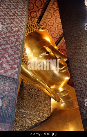 Riesige goldene liegende Buddha-Statue am Wat Pho Tempel in Bangkok, Thailand Stockfoto