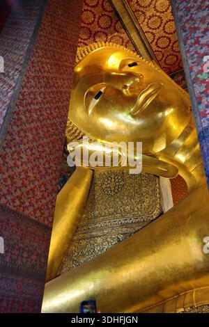 Riesige goldene liegende Buddha-Statue am Wat Pho Tempel in Bangkok, Thailand Stockfoto