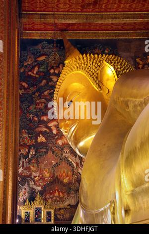 Riesige goldene liegende Buddha-Statue am Wat Pho Tempel in Bangkok, Thailand Stockfoto