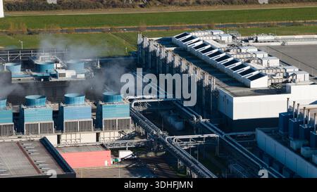 Industrielle Kühltürme, die Dampf in modernen Fabriken abgeben Stockfoto