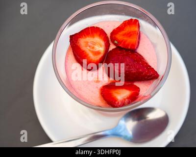 Köstliches Erdbeermousse im Glas, dekoriert mit frischen Erdbeeren Stockfoto