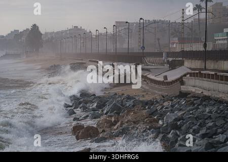 Badalona, Barcelona, Spanien. Januar 2026. Zerstörung der Badalona-Promenade nach der Durchfahrt des Sturms Harry, der verheerende Auswirkungen auf die katalanische Küste hatte. (Kreditbild: © Marc Asensio Clupes/ZUMA Press Wire) NUR REDAKTIONELLE VERWENDUNG! Nicht für kommerzielle ZWECKE! Stockfoto