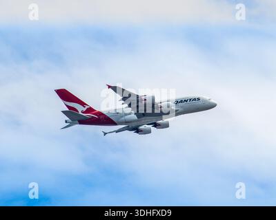 QANTAS A380 kurz nach dem Start vom Flughafen Sydney International. Stockfoto