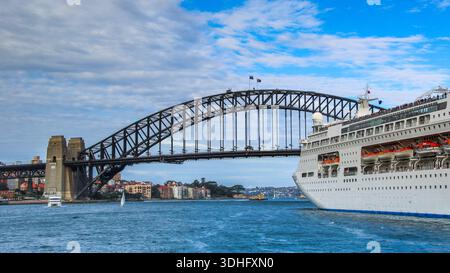 Große Kreuzfahrt in Richtung Sydney Harbour Bridge Stockfoto