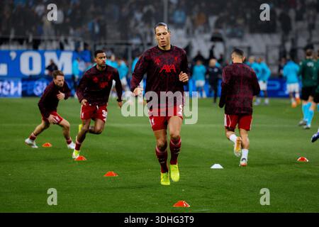 Marseille, Frankreich. Januar 2026. Virgil van Dijk vom FC Liverpool macht sich beim Spiel der UEFA Champions League zwischen Olympique de Marseille und Liverpool FC im Stade Velodrome in Marseille auf. Quelle: SPP Sport Pressefoto. /Alamy Live News Stockfoto