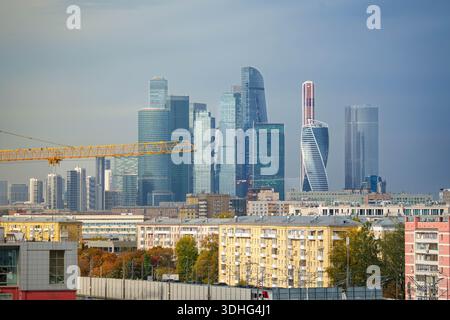 Städtische Skyline von Moskau mit Kontrast zwischen modernen Wolkenkratzern des Geschäftsviertels von Moskau und typischen Wohngebäuden im sowjetischen Stil Stockfoto