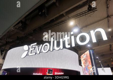 Barcelona, Spanien. Januar 2026. Evolution ab-Logo am dritten Tag der ICE Barcelona 2026, der Internationalen Casino-Ausstellung in der Fira de Barcelona. (Foto von Thiago Prudencio/SOPA Images/SIPA USA) Credit: SIPA USA/Alamy Live News Stockfoto