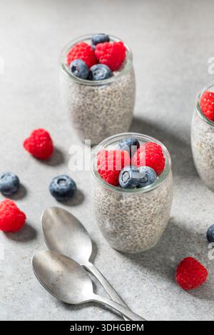 Süßer gesunder Chiasamen-Pudding mit Mandelmilch und Beeren Stockfoto