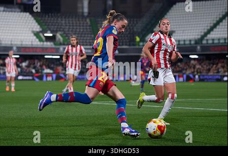 Castellon, Spanien. Januar 2026. Ona Batlle (L) von Barcelona streitet mit Daniela Agote von Athletic Bilbao während des spanischen Super-Cup-Spiels der Frauen zwischen Barcelona und Athletic Bilbao im Castallia-Stadion in Castellon, Spanien, 21. Januar 2026. Quelle: Pablo Morano/Xinhua/Alamy Live News Stockfoto