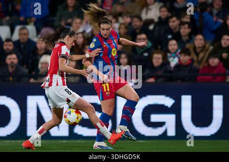 Castellon, Spanien. Januar 2026. Alexia Putella (R) aus Barcelona tritt im Castallia-Stadion in Castellon, Spanien, am 21. Januar 2026 um den Ball mit Maite Zubieta von Athletic Bilbao an. Quelle: Pablo Morano/Xinhua/Alamy Live News Stockfoto