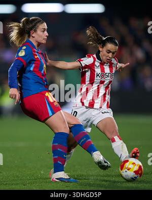Castellon, Spanien. Januar 2026. Alexia Putellas (L) von Barcelona streitet mit Daniela Agote von Athletic Bilbao während des spanischen Super-Cup-Spiels der Frauen zwischen Barcelona und Athletic Bilbao im Castallia-Stadion in Castellon, Spanien, 21. Januar 2026. Quelle: Pablo Morano/Xinhua/Alamy Live News Stockfoto