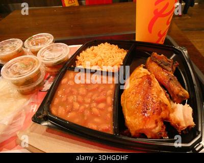Los Angeles, Kalifornien, USA 21. Januar 2026 gegrilltes Huhn, Reis und Bohnen mit Salsa und Tortillas am 21. Januar 2026 im El Pollo Loco in Los Angeles, Kalifornien, USA. Foto: Barry King/Alamy Stock Photo Stockfoto