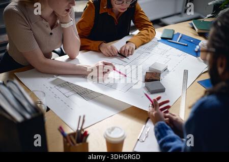 Verschiedene Kollegen, die an einem Architekturprojekt im Büro arbeiten Stockfoto