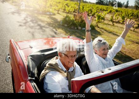 Altes Paar, Freiheit und Reisen im Auto, draußen und zusammen in den Sommerferien, über und im Ruhestand. Bindung, älterer Mann und Lächeln mit einer älteren Frau Stockfoto