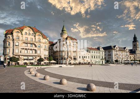 Union Square mit Schwarzadlerpalast in Oradea, Rumänien, Jugendstilarchitektur. Stockfoto