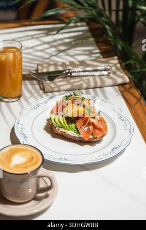 Toast mit Lachsavocado und pochiertem Ei Stockfoto