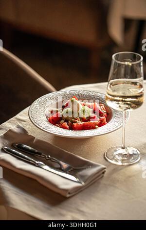 Frischer Tomatensalat mit Weichkäse in einer Schüssel Stockfoto
