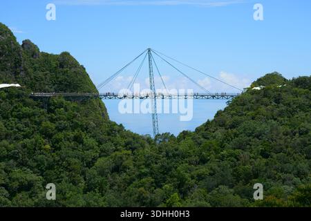 Tagsüber Blick auf die Langkawi-Himmelbrücke von der Seilbahnstation Stockfoto